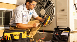Technicien CVC effectuant la maintenance du climatiseur.jpg